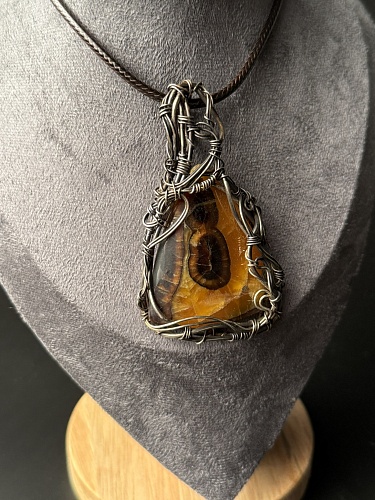 Симбирцитовый кулон в проволоке из нейзильбера. 84х49 мм