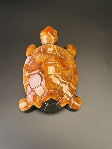 Резная черепаха из симбирцита.