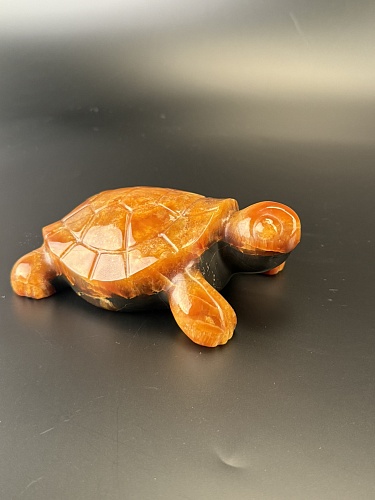 Резная черепаха из симбирцита.