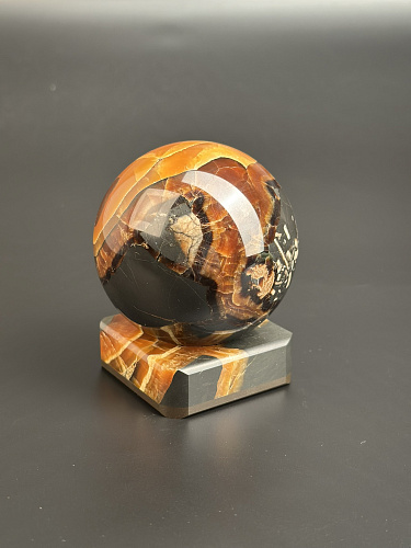 Симбирцитовый шар на каменной подставке 73 мм