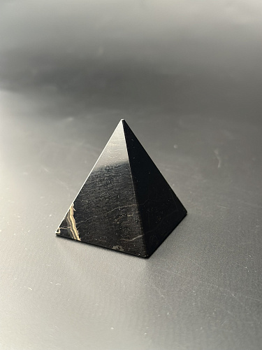 Пирамида из окаменелого дерева 42 мм