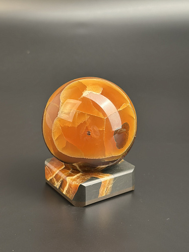 Симбирцитовый шар на каменной подставке 73 мм