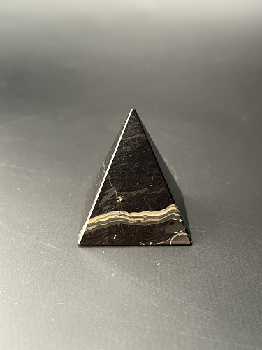 Пирамида из окаменелого дерева 42 мм