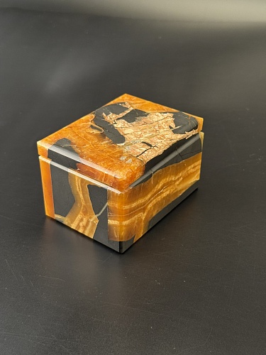 Симбирцитовая шкатулка с перламутровым включением