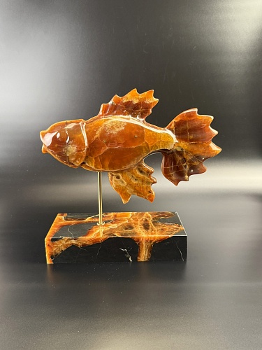 Резная рыба на подставке