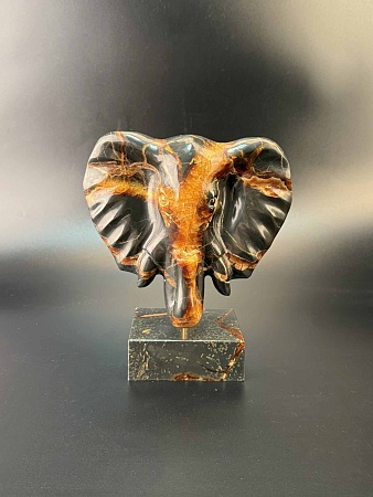 Слон резной на подставке
