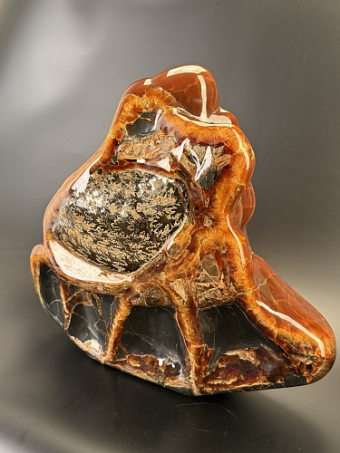 Пластичная резьба по кальциту и аммониту.