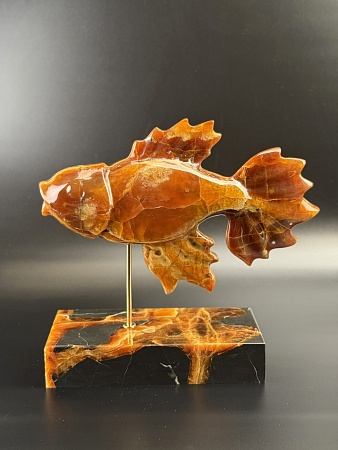 Резная рыба на подставке