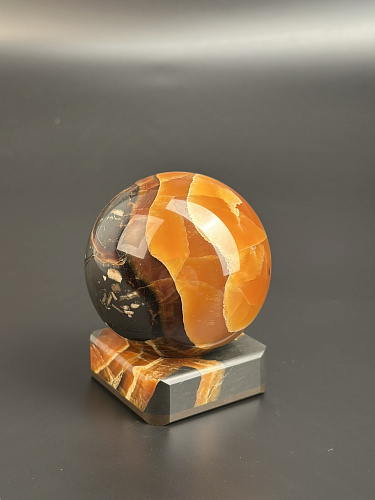 Симбирцитовый шар на каменной подставке 73 мм