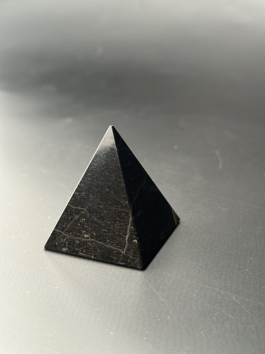 Пирамида из окаменелого дерева 42 мм