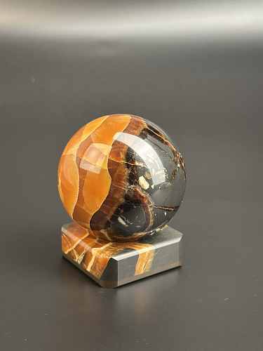 Симбирцитовый шар на каменной подставке 73 мм