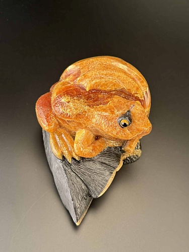 Лягушка и листочек резьба из симбирцита