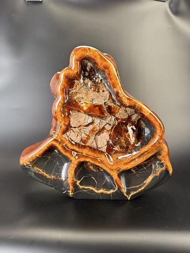 Пластичная резьба по кальциту и аммониту.