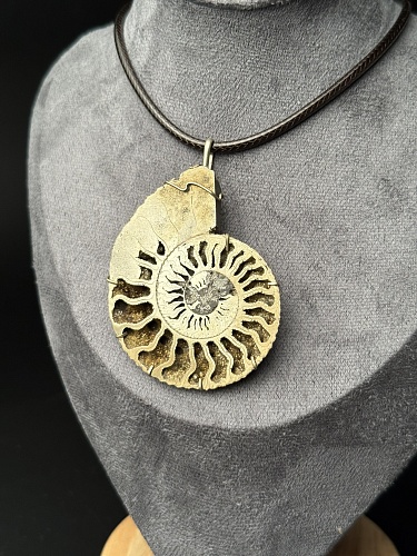 Кулон с аммонитом в нейзельбере.