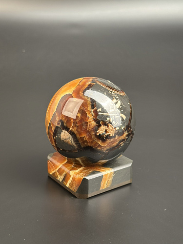 Симбирцитовый шар на каменной подставке 73 мм