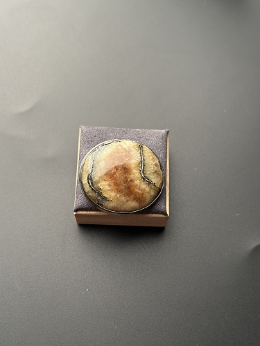 Симбирцитовая брошь