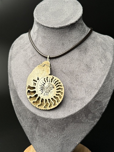 Кулон с аммонитом в нейзельбере.