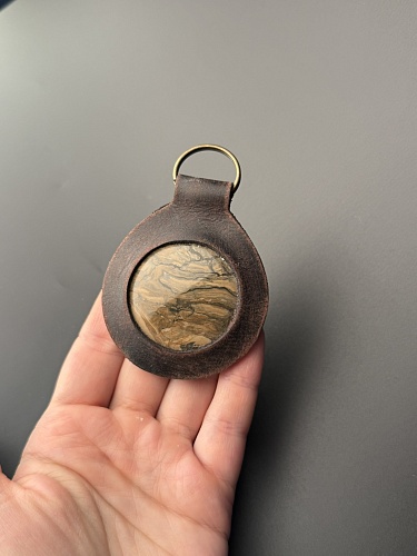 Брелок из кожи и сенгилита