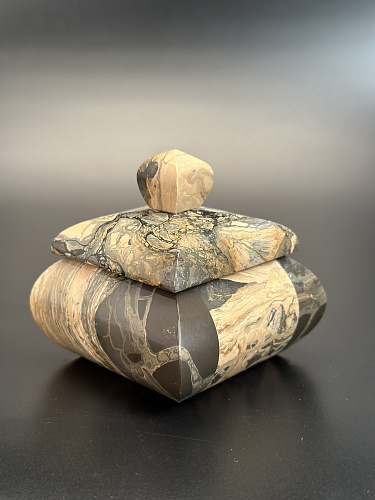 Сенгилитовая шкатулка