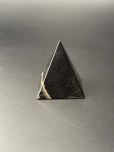 Пирамида из окаменелого дерева 42 мм
