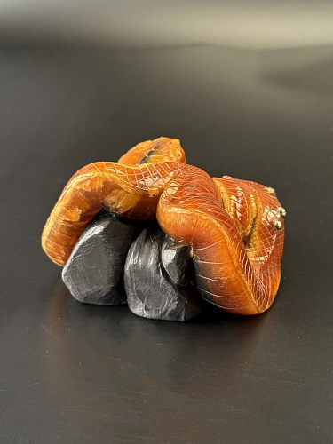 Резная фигурка Змея на камне