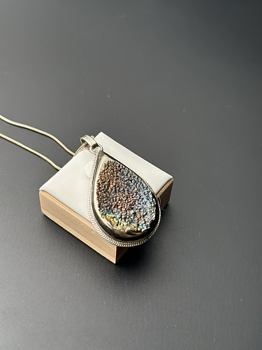 Серебряный кулон с радужной жеодой 37х25 мм