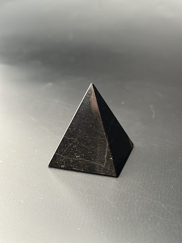 Пирамида из окаменелого дерева 42 мм