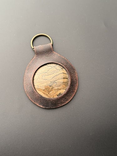 Брелок из кожи и сенгилита