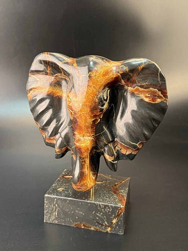 Слон резной на подставке
