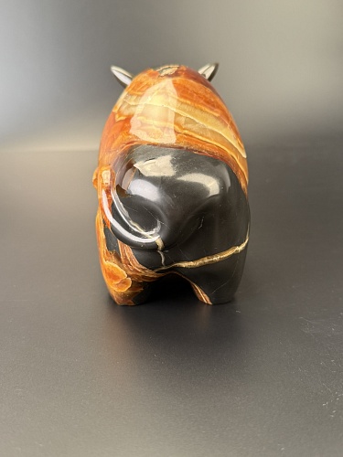 Резная фигурка быка