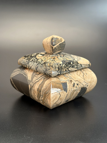 Сенгилитовая шкатулка