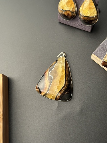 Кулон из мельхиора.