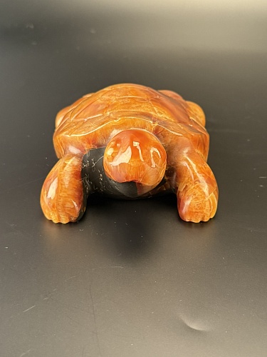 Резная черепаха из симбирцита.