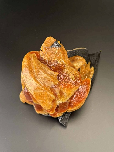 Лягушка и листочек резьба из симбирцита