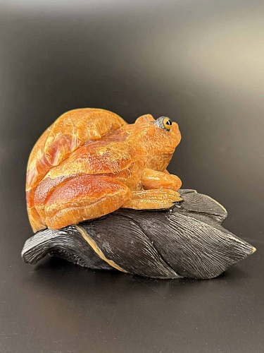 Лягушка и листочек резьба из симбирцита