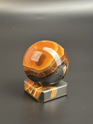 Симбирцитовый шар на каменной подставке 73 мм