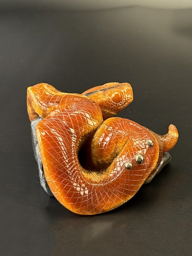 Резная фигурка Змея на камне