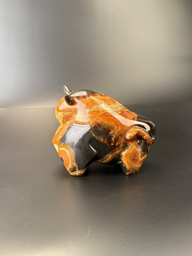 Резная фигурка быка